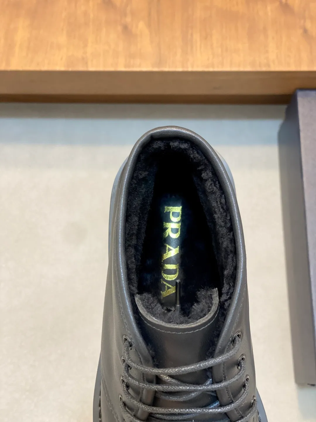 Men's shoes 💰840 Prada/Prada lace-up high-top wool sneakers, top-notch goods, show version, leading counter trial style, Nappa cowhide material, light and breathable, soft and comfortable, unique sports style, genuine leather tongue, full of brand style, lightweight embossed rubber sole, light and about 4CM higher, genuine leather feet, full wool on the inside, great foot feel, with original packaging Size: 39-40-41-42-43-44 (38, 45, 46 customized) leather shoe size